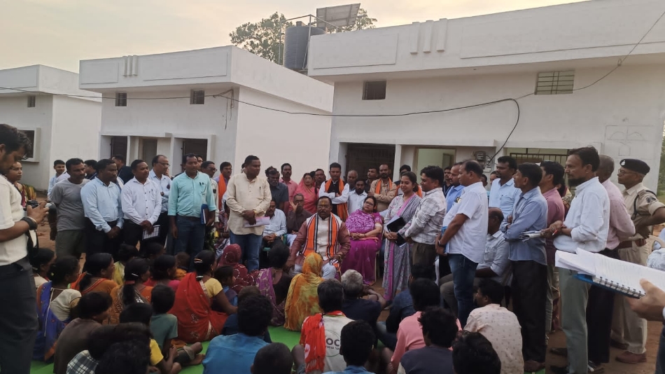 ग्राम मसानडबरा में ग्रामीणों से चर्चा करते हुए कैबिनेट मंत्री रामविचार नेताम। ग्राम मसानडबरा में ग्रामीणों से चर्चा करते हुए कैबिनेट मंत्री रामविचार नेताम।