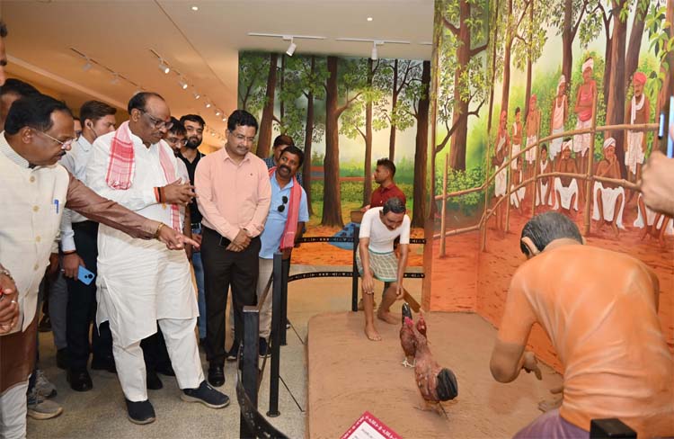 जनजातीय संग्रहालय का केन्द्रीय जनजातीय राज्य मंत्री उइके अवलोकन करते हुए जनजातीय संग्रहालय का केन्द्रीय जनजातीय राज्य मंत्री उइके अवलोकन करते हुए