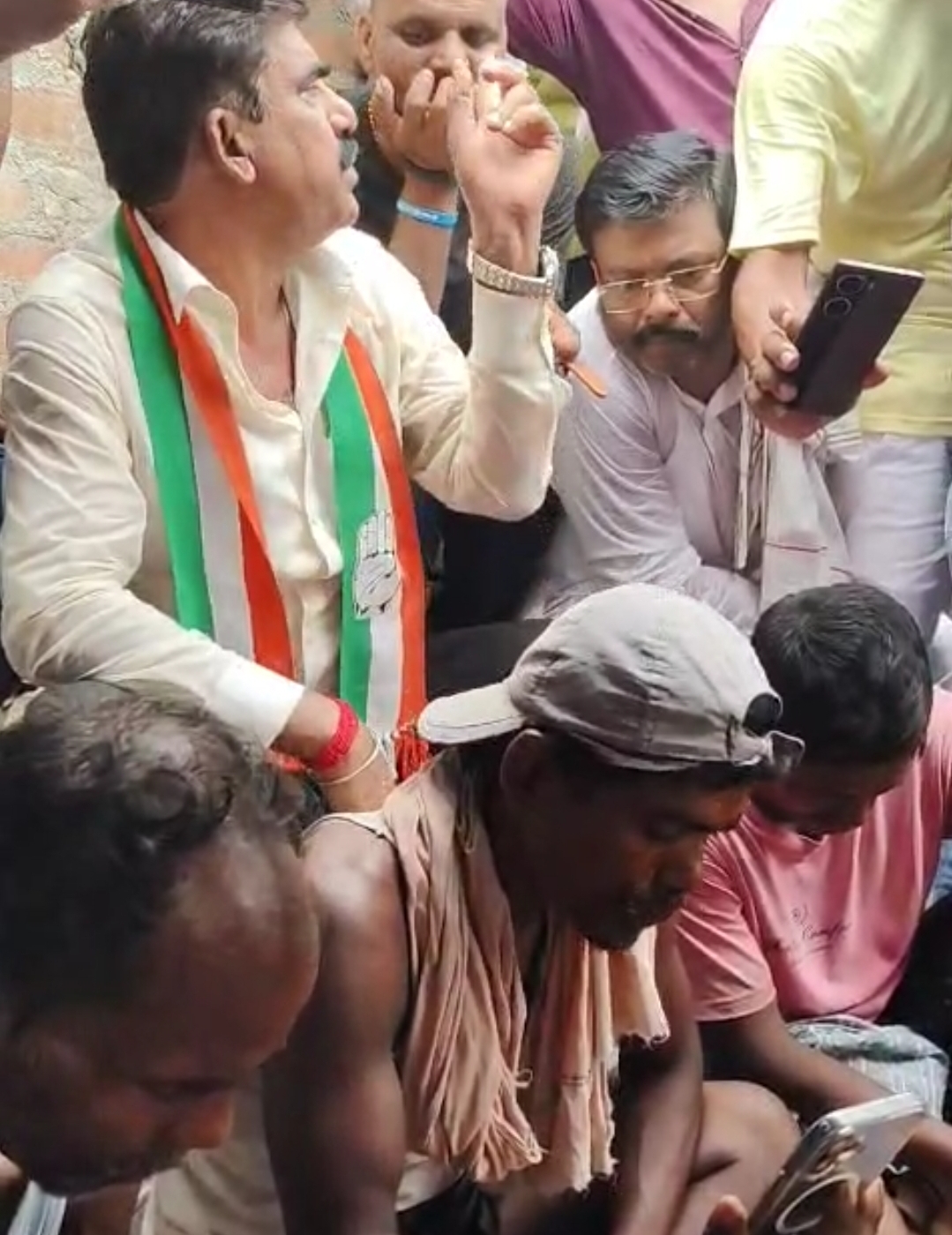 पीड़ितों के परिवार से मोबाइल पर बात करते पीड़ितों के परिवार से मोबाइल पर बात करते