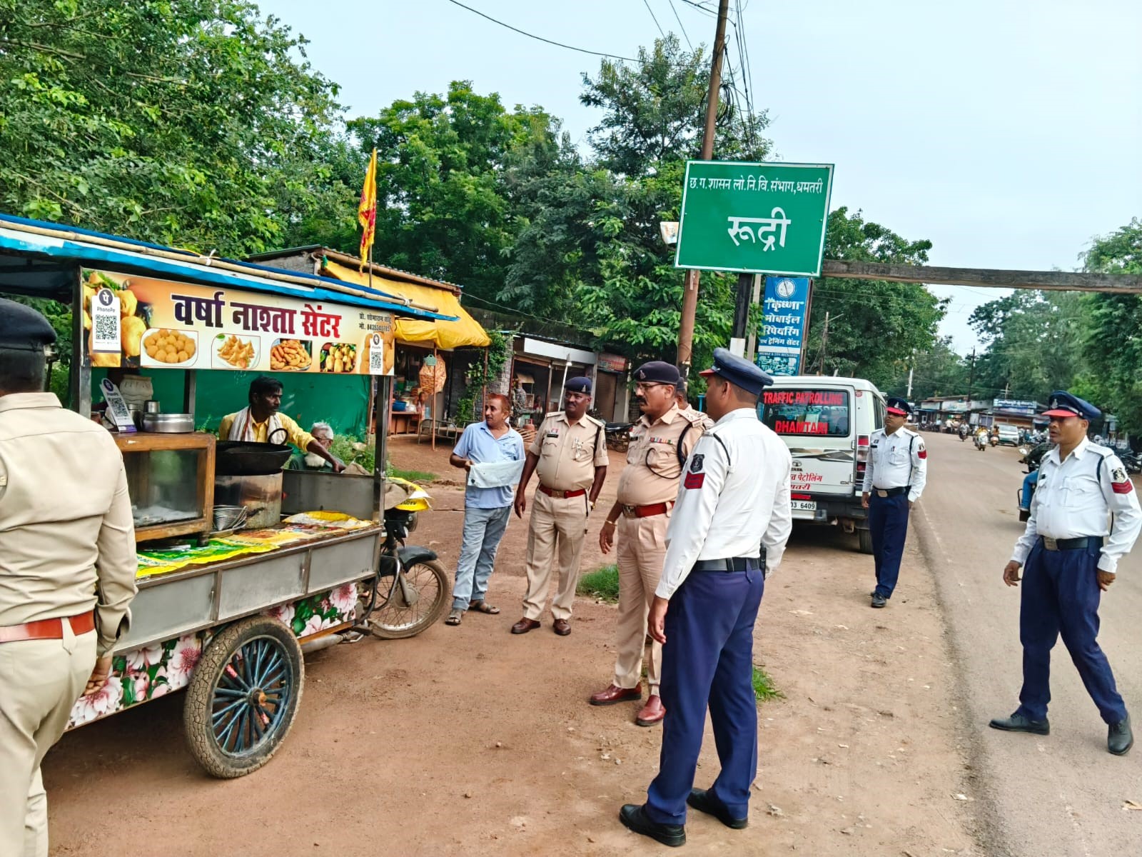 रूद्री रोड किनारे फुटपाथ पर दुकान संचालित करने वाले लोगों को समझाईश देती पुलिस।