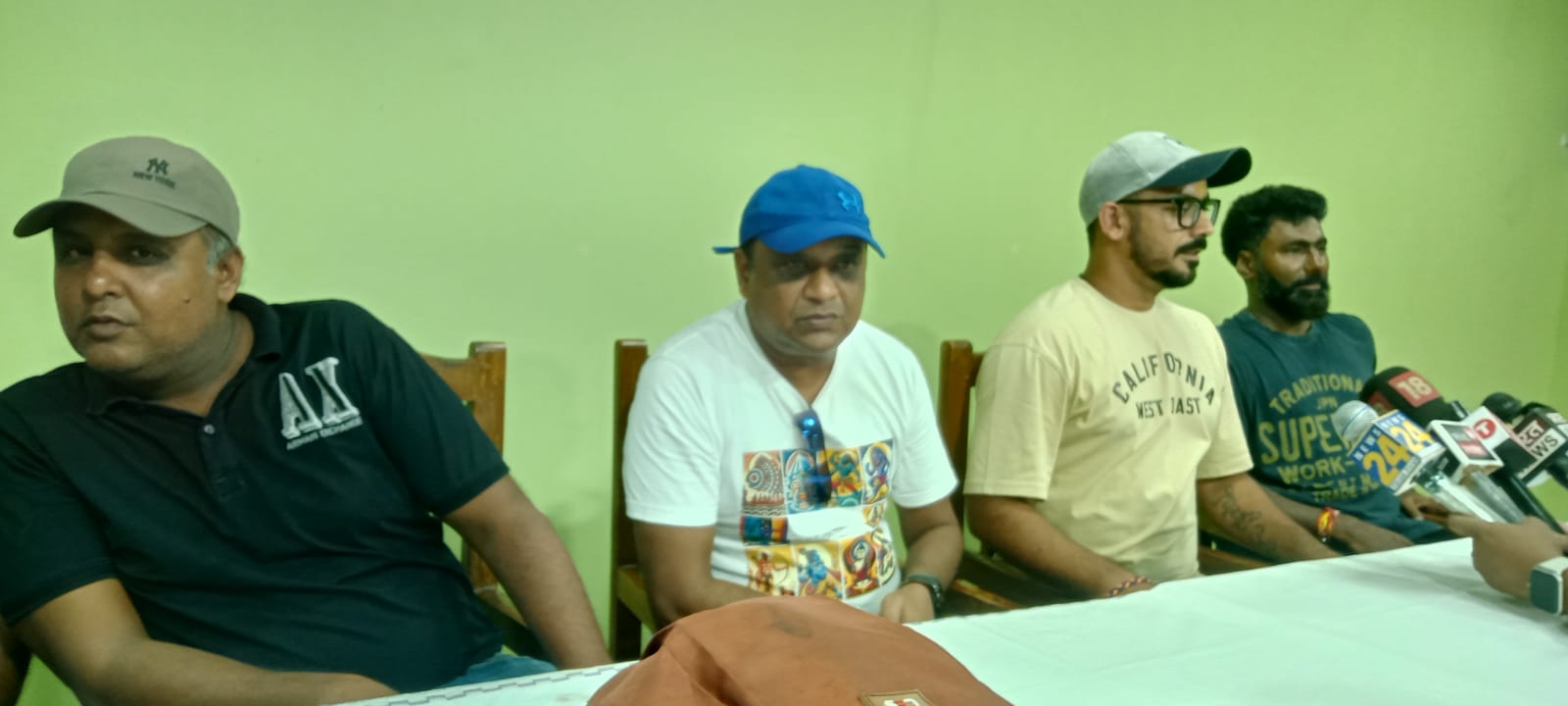 मीडिया से वार्ता करते हुए इलाहाबाद न्यूज़ रिपोर्टर्स क्लब में ईवीसीएल लीग कमिश्नर प्रवीण कुमार अन्य खिलाड़ियों का छाया चित्र