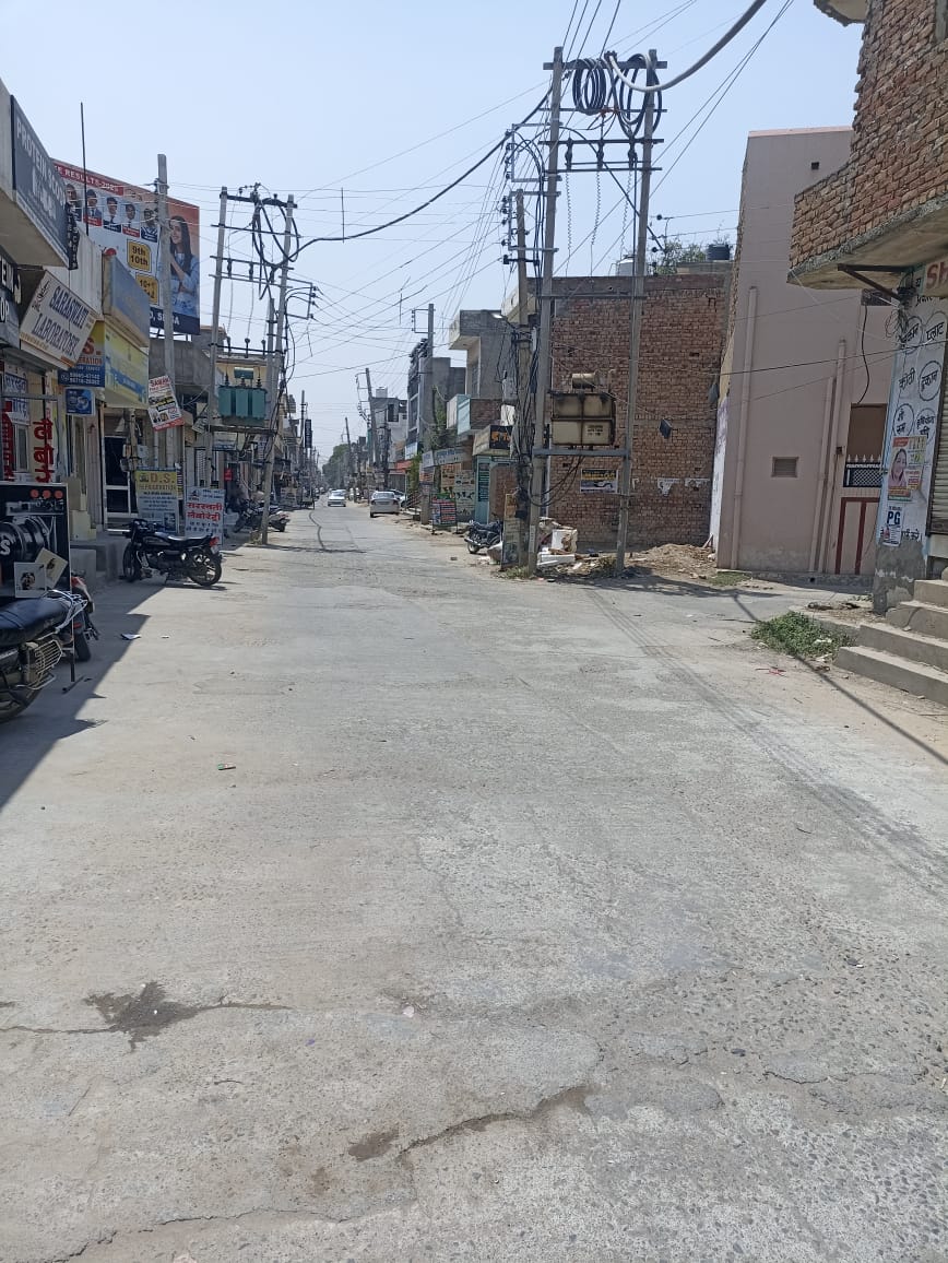 जर्जर हुई सडक़। जर्जर हुई सडक़।