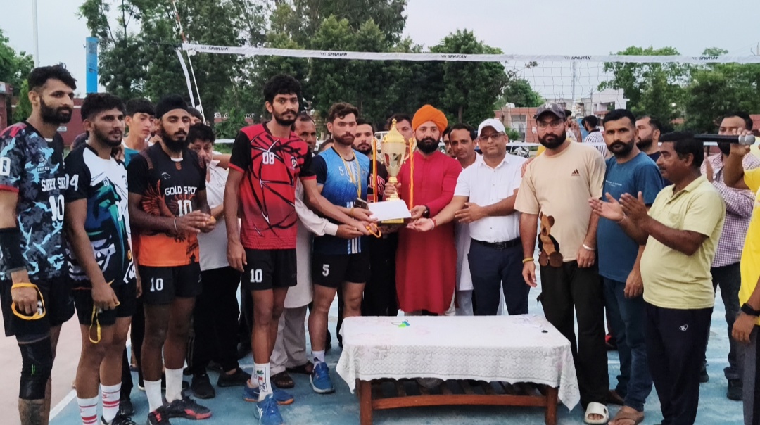 खिलाडियाें के साथ मुखय अतिथि आर अनय लाेग खिलाडियाें के साथ मुखय अतिथि आर अनय लाेग