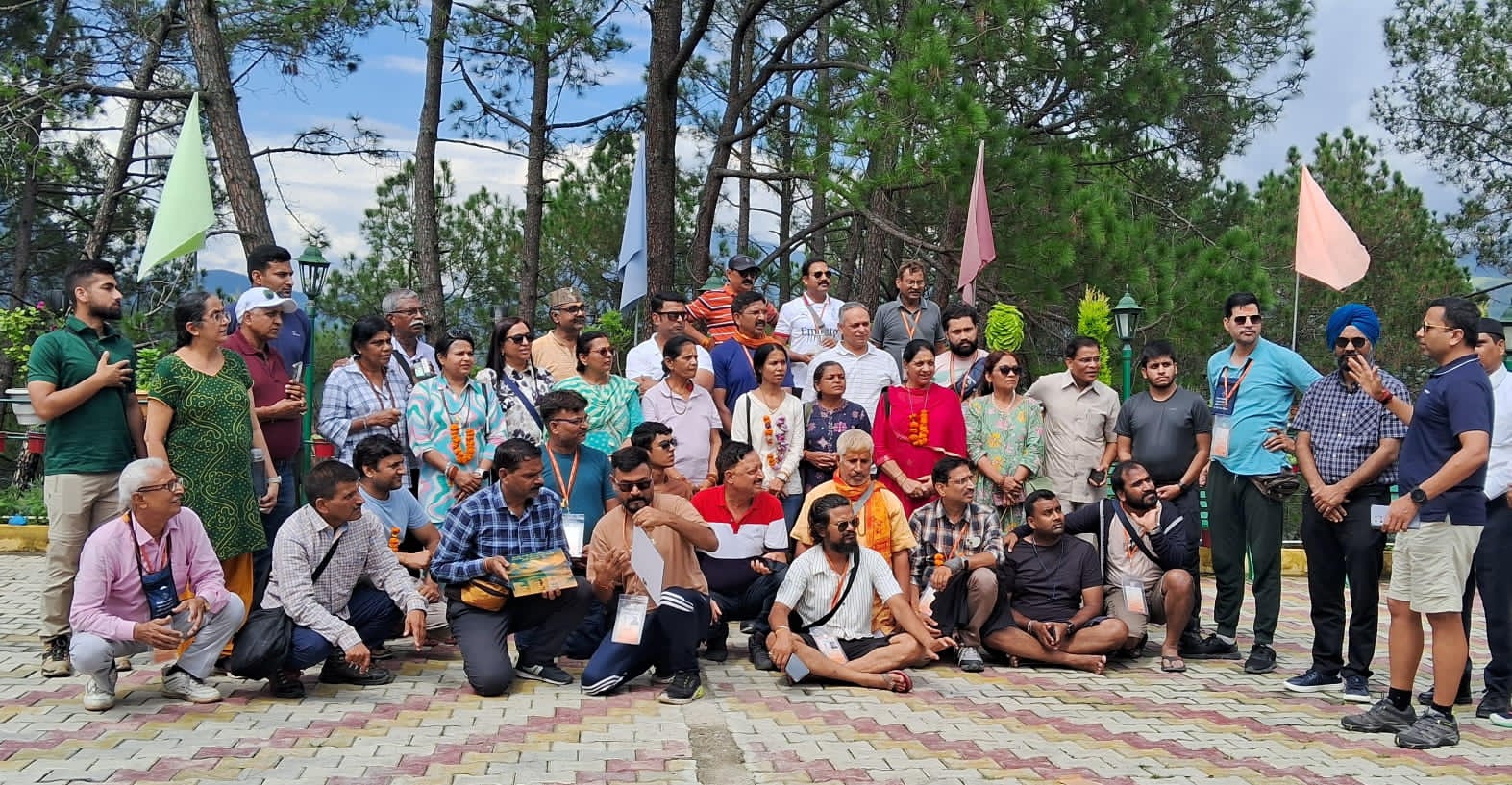 कैलाश मानसरोवर यात्रियों का तीसरा दल। कैलाश मानसरोवर यात्रियों का तीसरा दल।