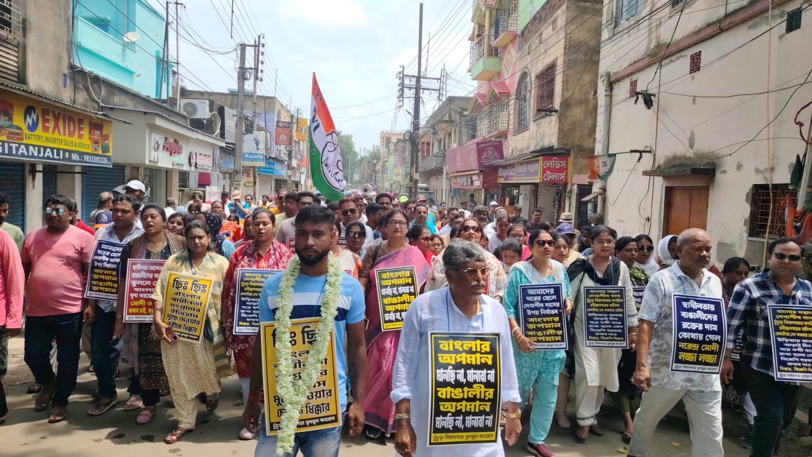 बंगालियों को बांग्लादेशी कहकर प्रताड़ित किए जाने के विरोध में चुंचुड़ा तृणमूल कांग्रेस का मार्च बंगालियों को बांग्लादेशी कहकर प्रताड़ित किए जाने के विरोध में चुंचुड़ा तृणमूल कांग्रेस का मार्च