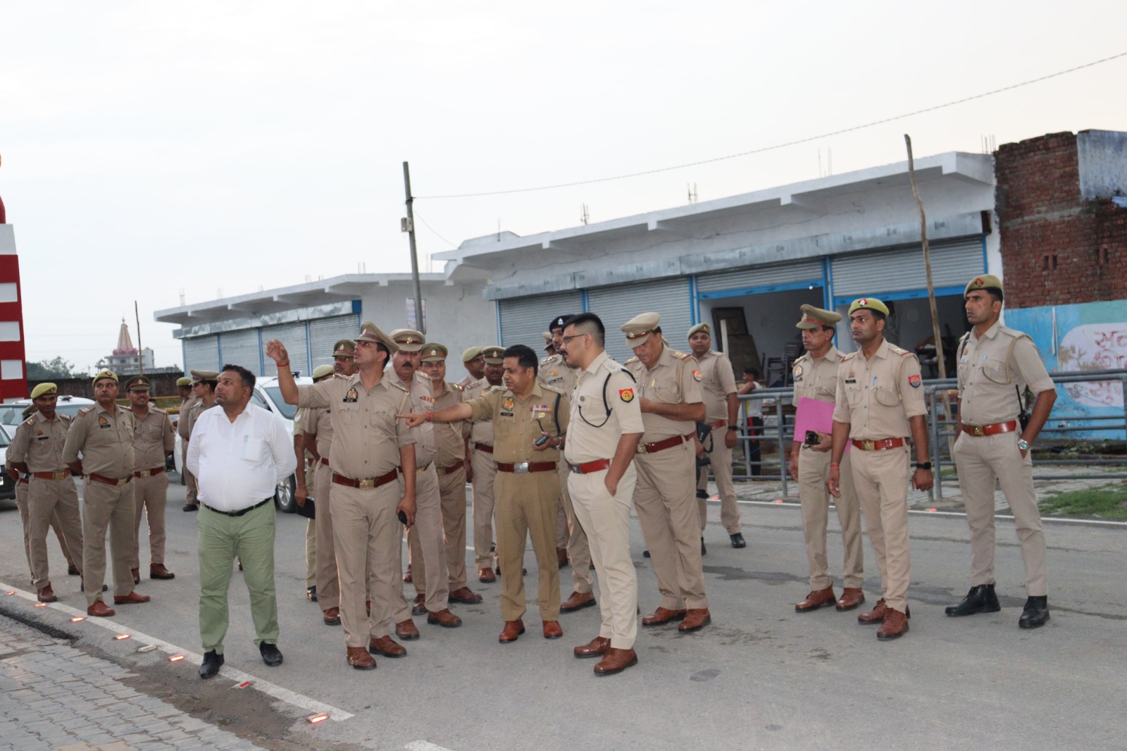 मंदिर परिसर में पुलिसकर्मियों को निर्देश देते बागपत एसपी मंदिर परिसर में पुलिसकर्मियों को निर्देश देते बागपत एसपी