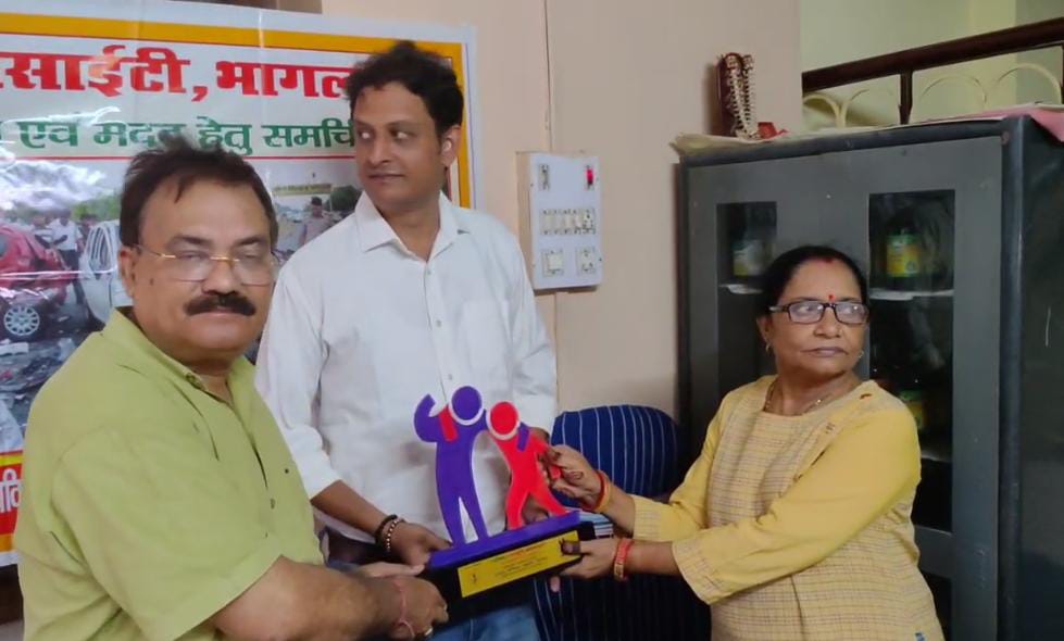 निकेत को सम्मानित करते डॉ अजय सिंह निकेत को सम्मानित करते डॉ अजय सिंह