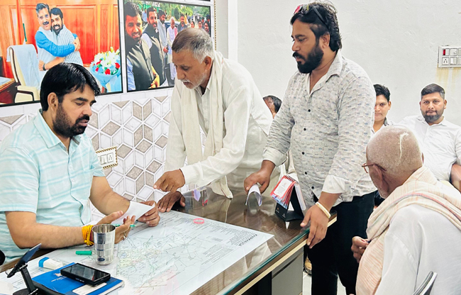 सोनीपत: लोगों की समस्याएं सुनते विधायक पवन खरखौदा सोनीपत: लोगों की समस्याएं सुनते विधायक पवन खरखौदा