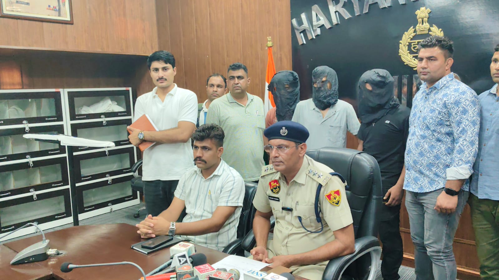 पुलिस गिरफ्त में आरोपित। पुलिस गिरफ्त में आरोपित।