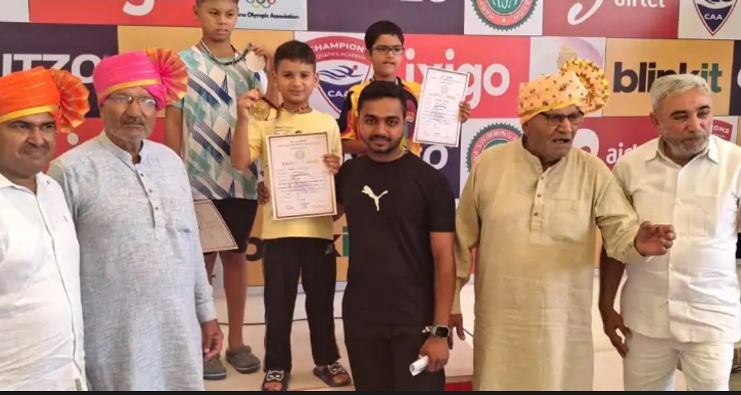 विजेता रहे तैराकों को सम्मानित करते अतिथि गण। विजेता रहे तैराकों को सम्मानित करते अतिथि गण।