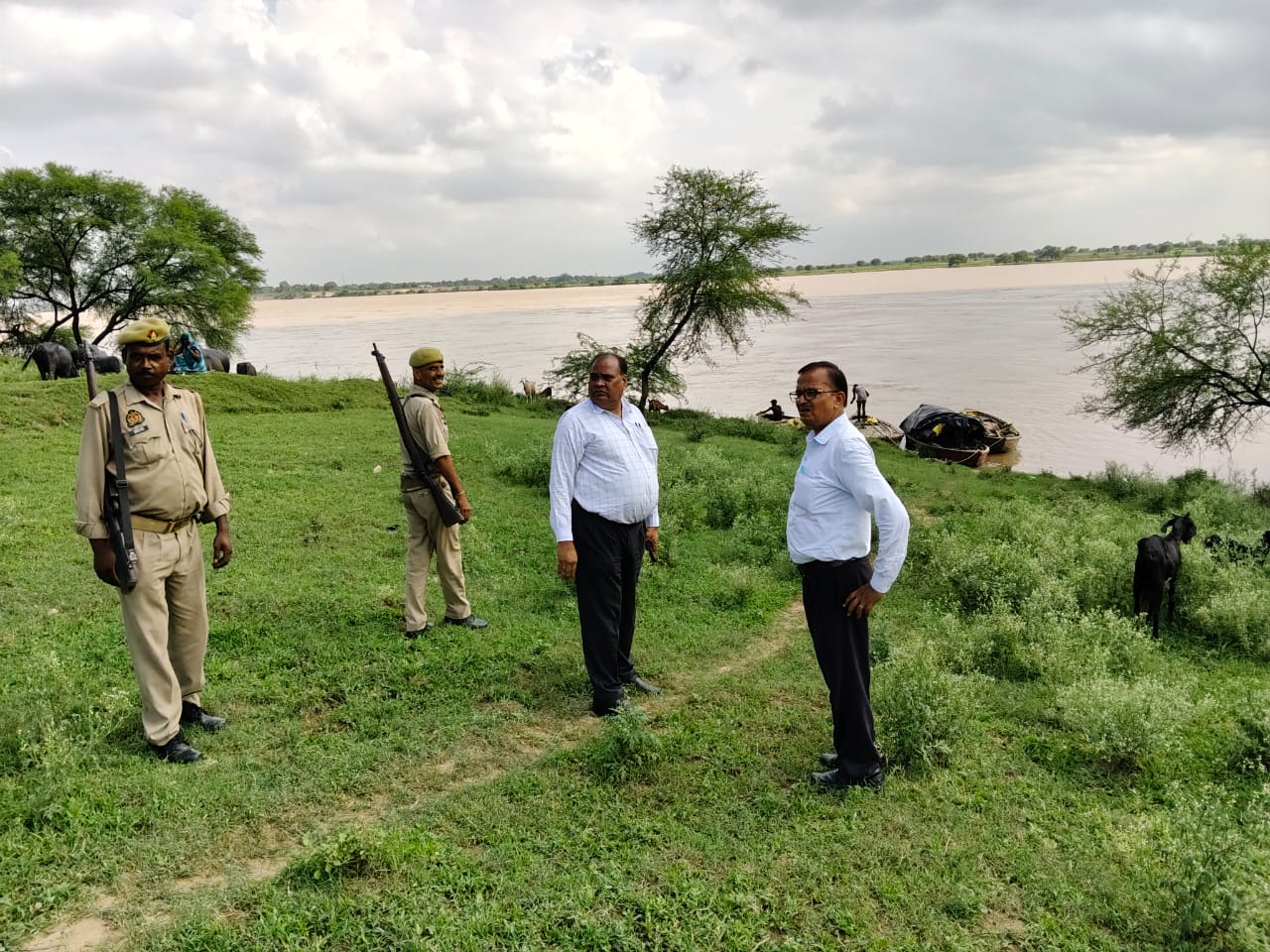 यमुना, बेतवा और चन्द्रावल समेत तमाम नदियां उफान पर यमुना, बेतवा और चन्द्रावल समेत तमाम नदियां उफान पर