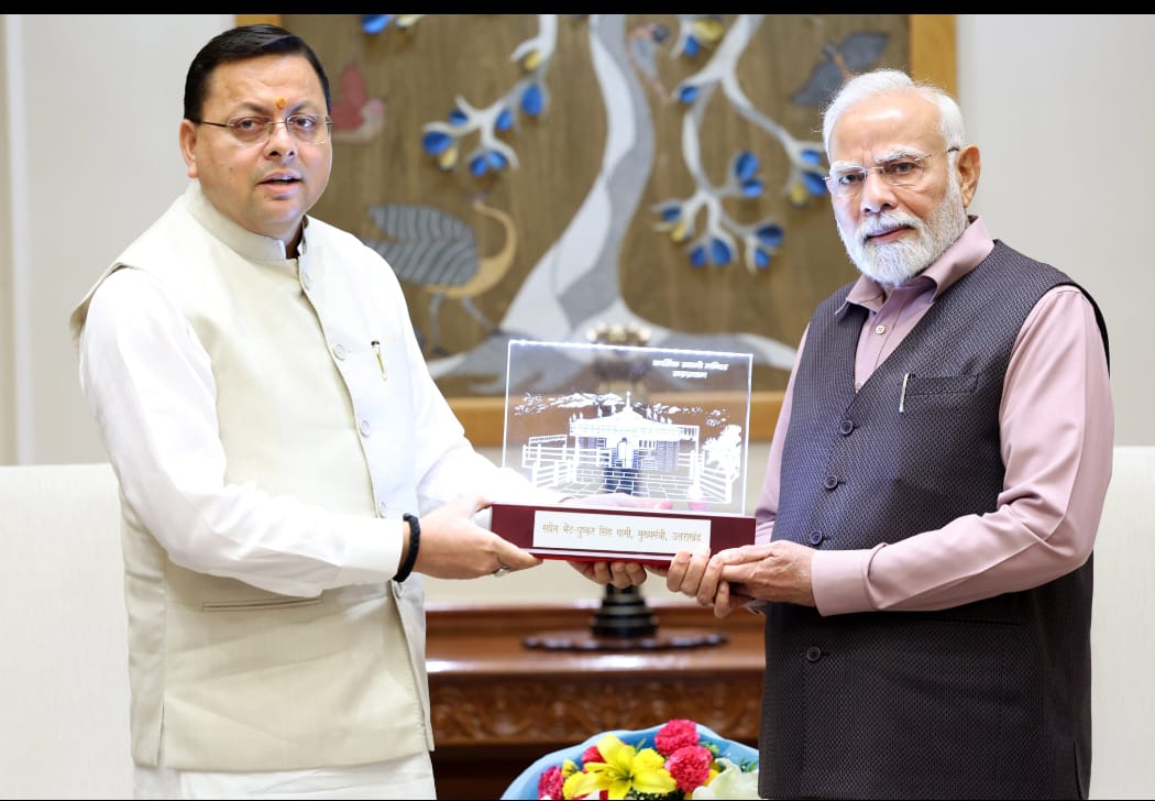 प्रधानमंत्री को स्मृति चिह्न भेंट करते धामी् प्रधानमंत्री को स्मृति चिह्न भेंट करते धामी्