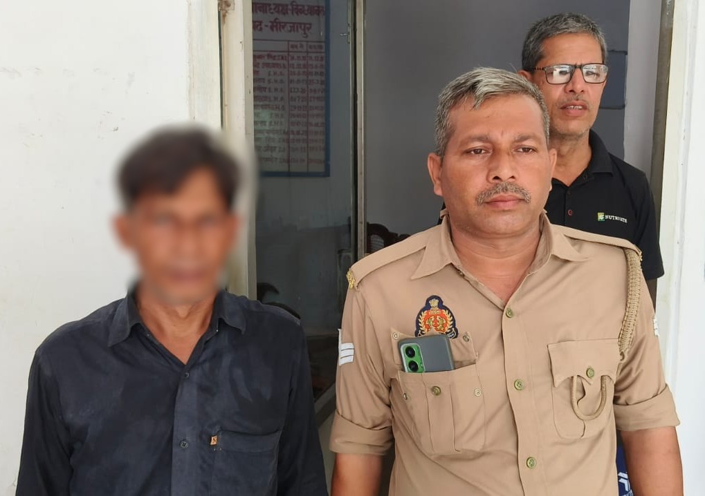 गिरफ्तार आरोपी के साथ पुलिस। गिरफ्तार आरोपी के साथ पुलिस।