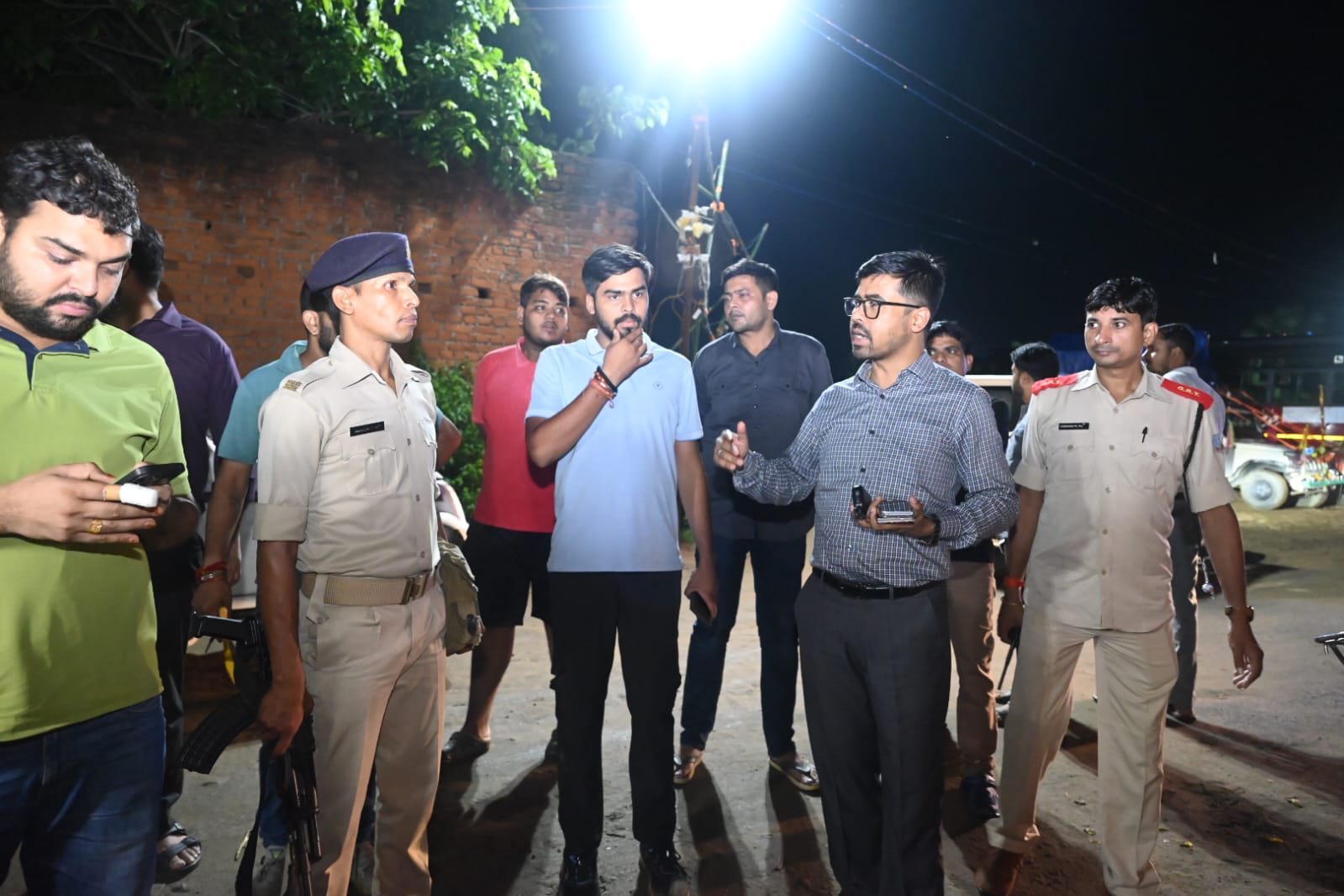 उपायुक्त रूट लाइन का निरीक्षण करते हुए उपायुक्त रूट लाइन का निरीक्षण करते हुए