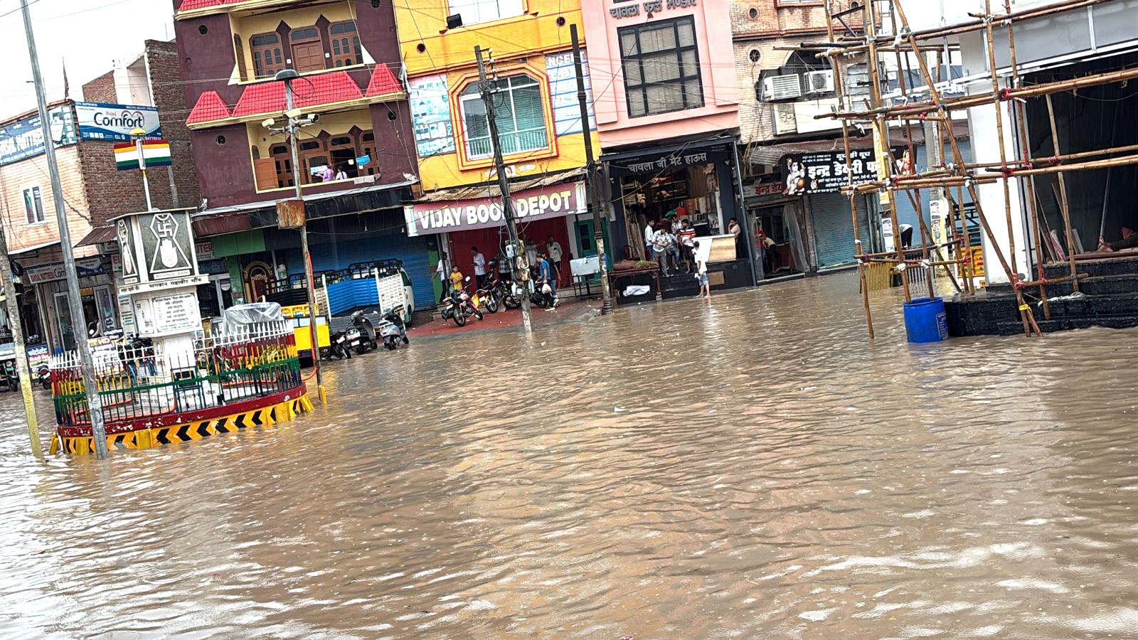 शहर की सडक़ों पर जमा हुआ बरसाती पानी शहर की सडक़ों पर जमा हुआ बरसाती पानी