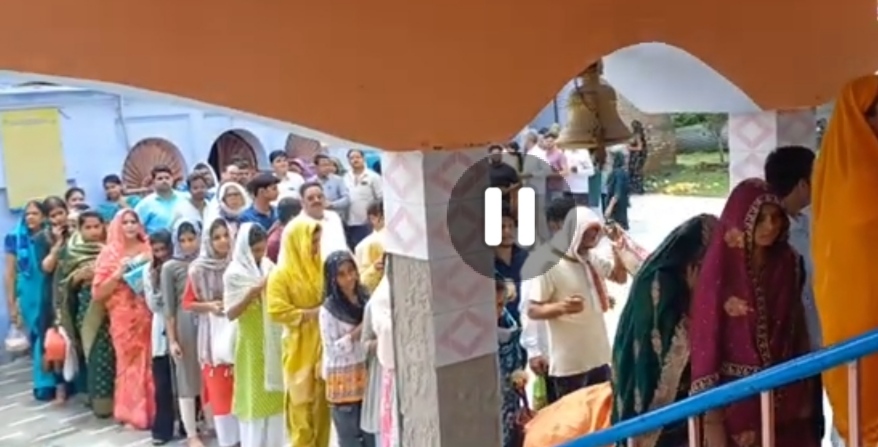 तारकेश्वर नाथ मंदिर पर दर्शन के लिए कतारबद्ध श्रद्धालु। तारकेश्वर नाथ मंदिर पर दर्शन के लिए कतारबद्ध श्रद्धालु।