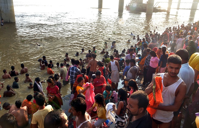 गंगा घाटों पर स्नान और जल भरते भक्तगण