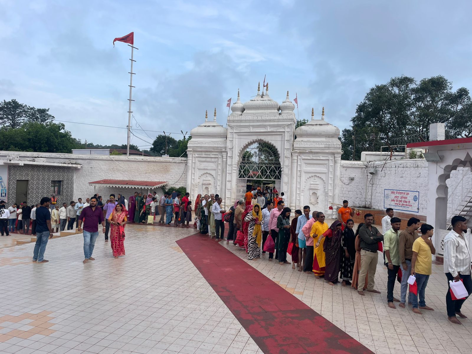 नर्मदा मंदिर में मा नर्मदा के दर्शन के लिए श्रृद्घालुओं की लाईन