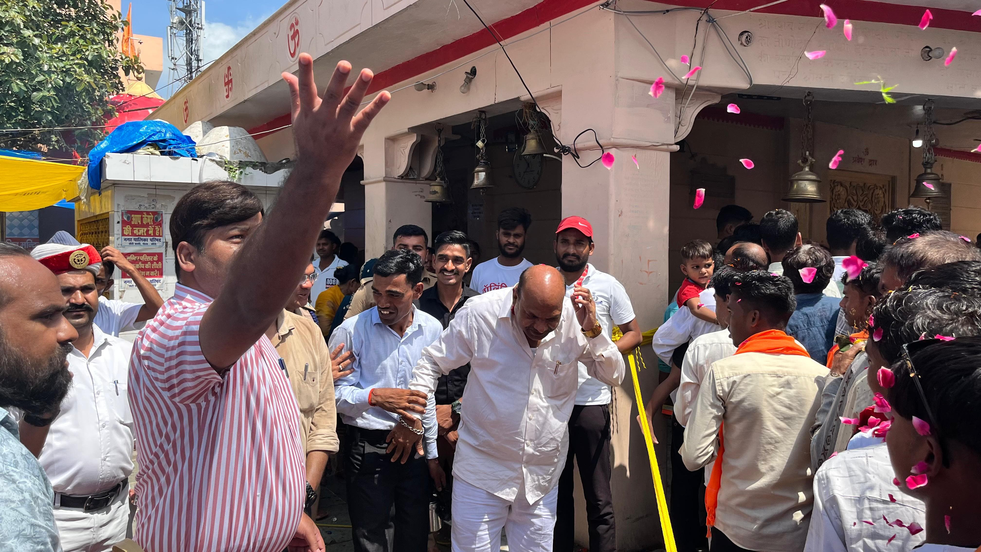 पुष्प वर्षा करते जिला प्रशासन के अधिकारी गण