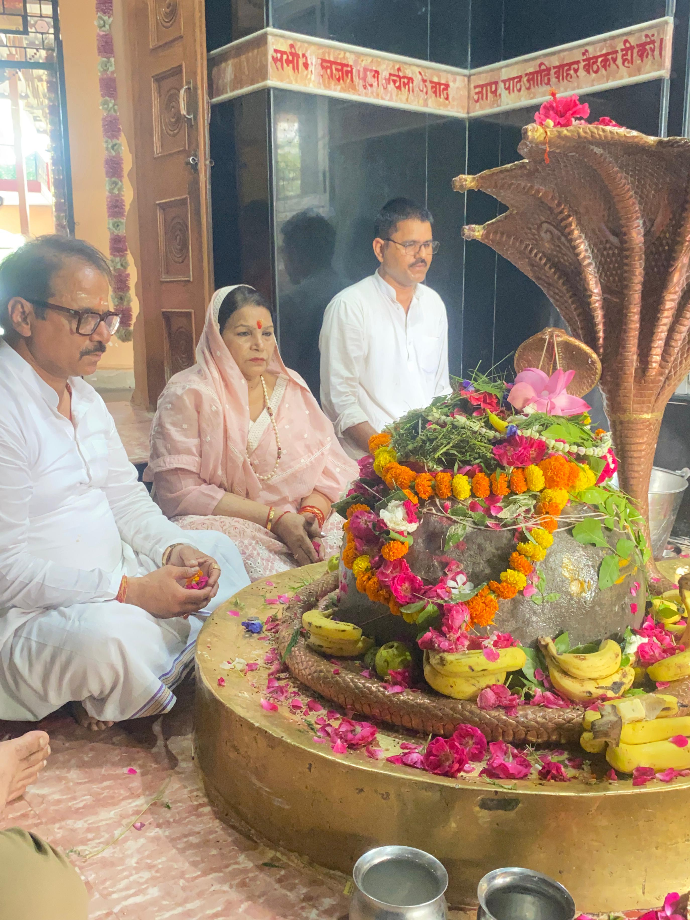 जलाभिषेक करती किरण जैसल जलाभिषेक करती किरण जैसल