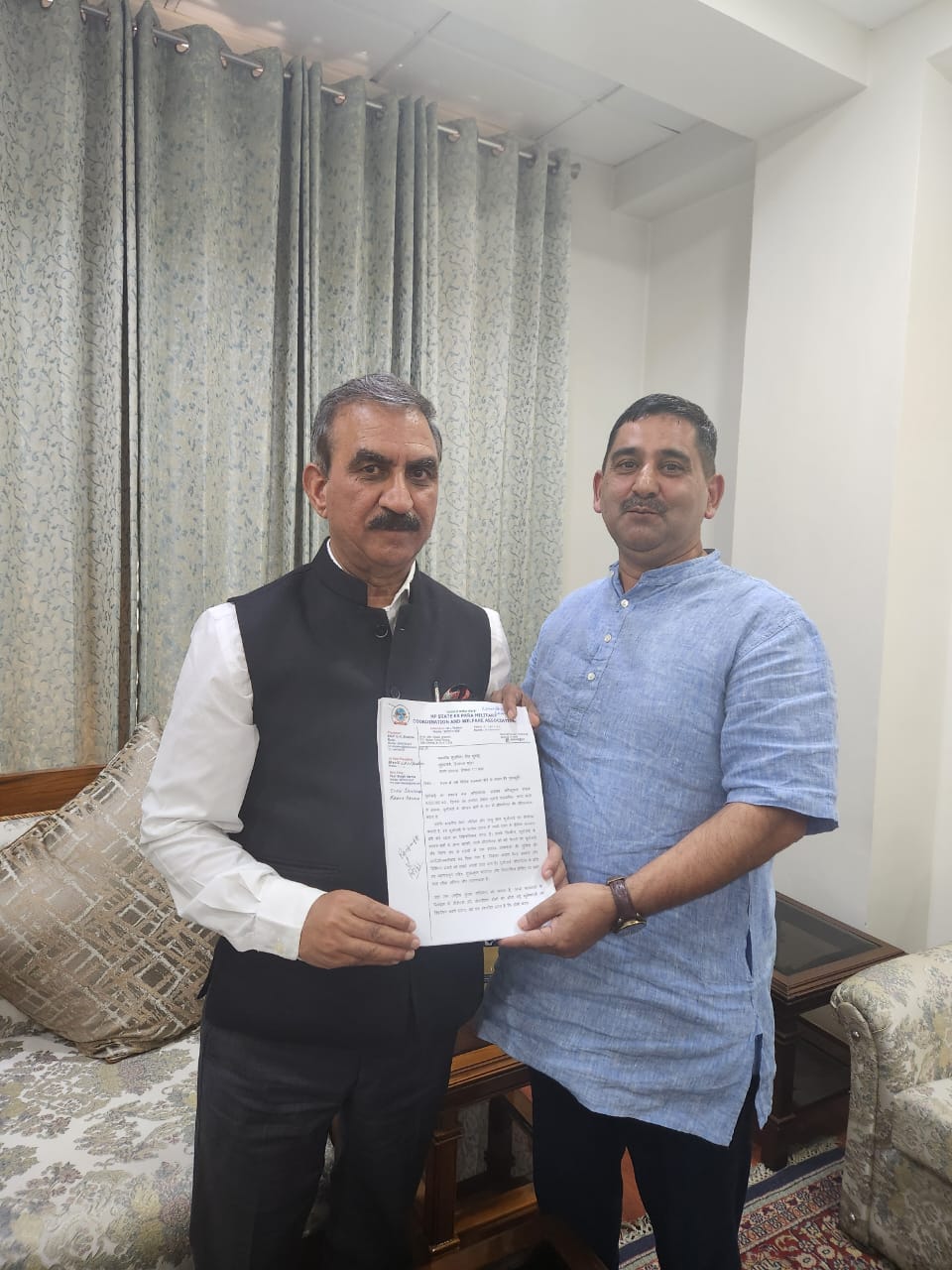 मुख्यमंत्री को मांग पत्र सौंपते हुए उपमुख्य सचेतक। मुख्यमंत्री को मांग पत्र सौंपते हुए उपमुख्य सचेतक।