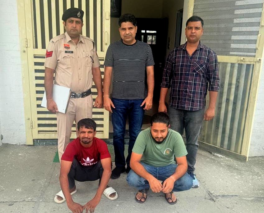 पुलिस गिरफ्त में कार चोर