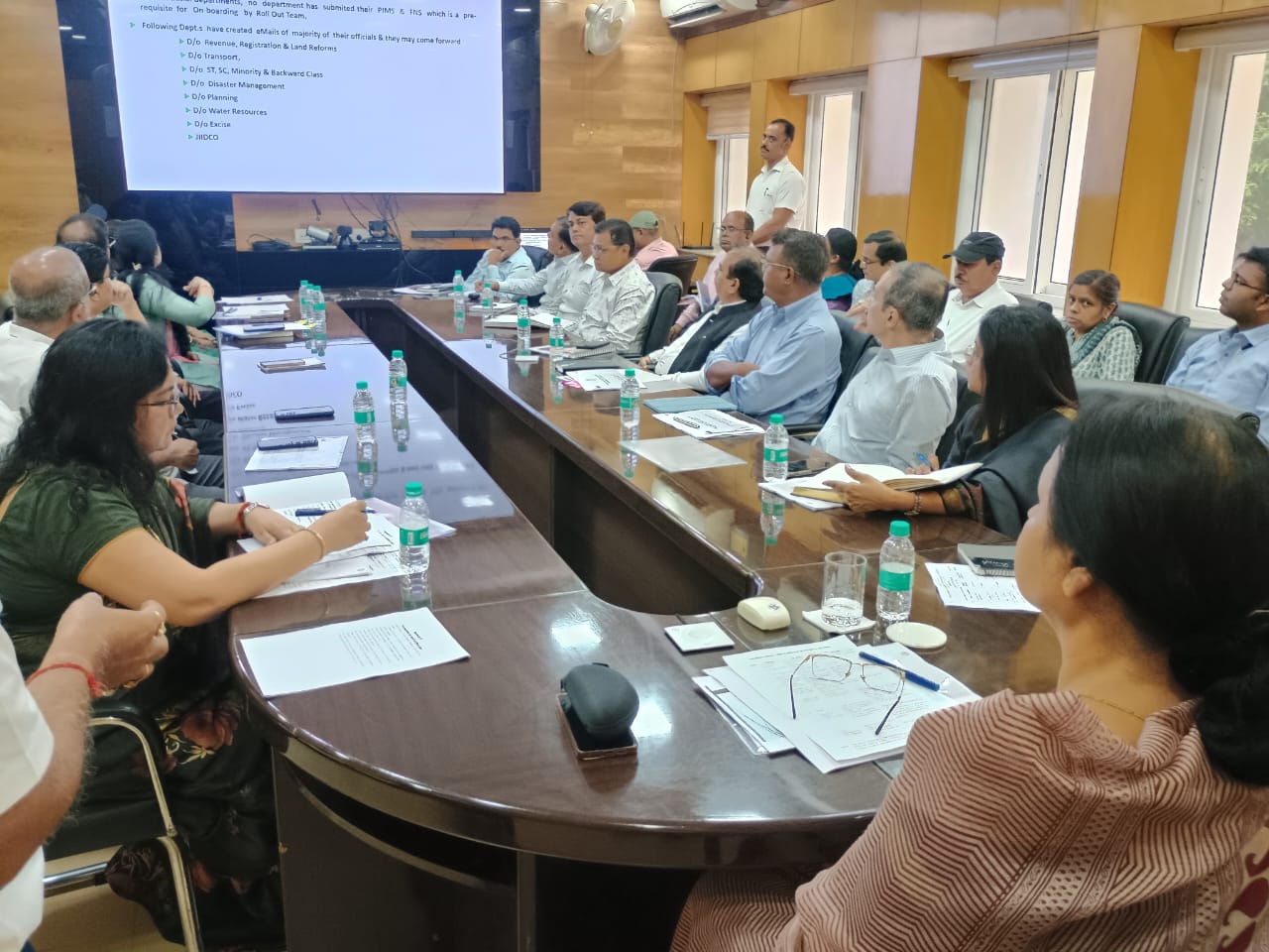 मुख्य सचिव बैठक करते हुए मुख्य सचिव बैठक करते हुए