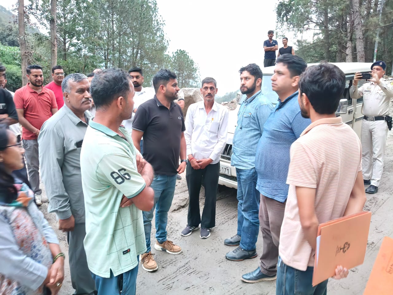 करसोग के आपदा प्रभावित क्षेत्र में राहत एवं पुनर्वास कार्यों की समीक्षा करते हुए उपायुक्त । करसोग के आपदा प्रभावित क्षेत्र में राहत एवं पुनर्वास कार्यों की समीक्षा करते हुए उपायुक्त ।