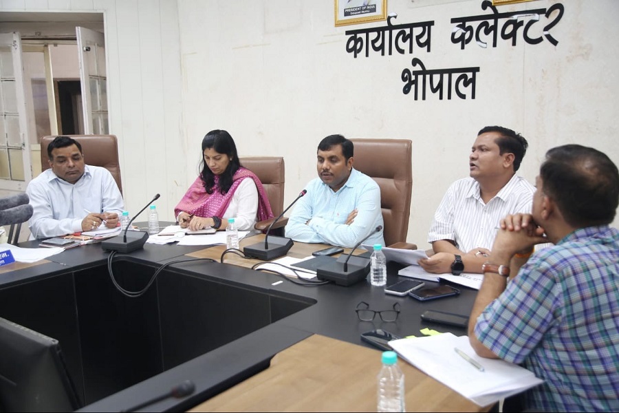 साप्ताहिक समीक्षा बैठक लेते हुए कलेक्टर कौशलेंद्र विक्रम सिंह साप्ताहिक समीक्षा बैठक लेते हुए कलेक्टर कौशलेंद्र विक्रम सिंह
