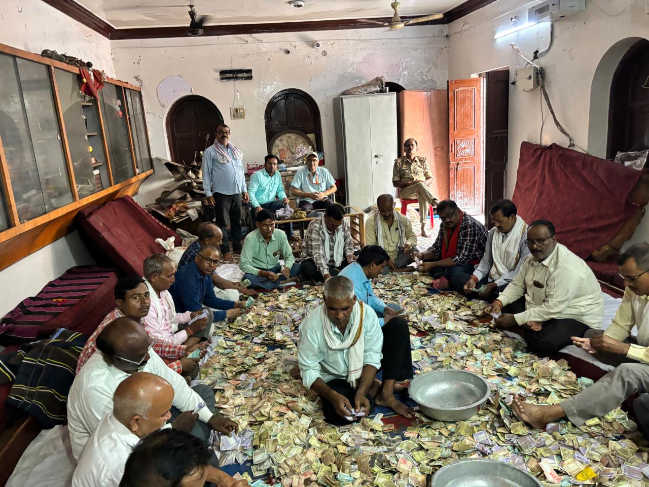 दानपात्र की गणना करते राजस्वकर्मी। दानपात्र की गणना करते राजस्वकर्मी।