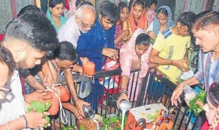सावन मास की प्रथम सोमवार पर 84 घंटा मंदिर में जलाभिषेक करते कांवड़िये व श्रद्धालु। सावन मास की प्रथम सोमवार पर 84 घंटा मंदिर में जलाभिषेक करते कांवड़िये व श्रद्धालु।