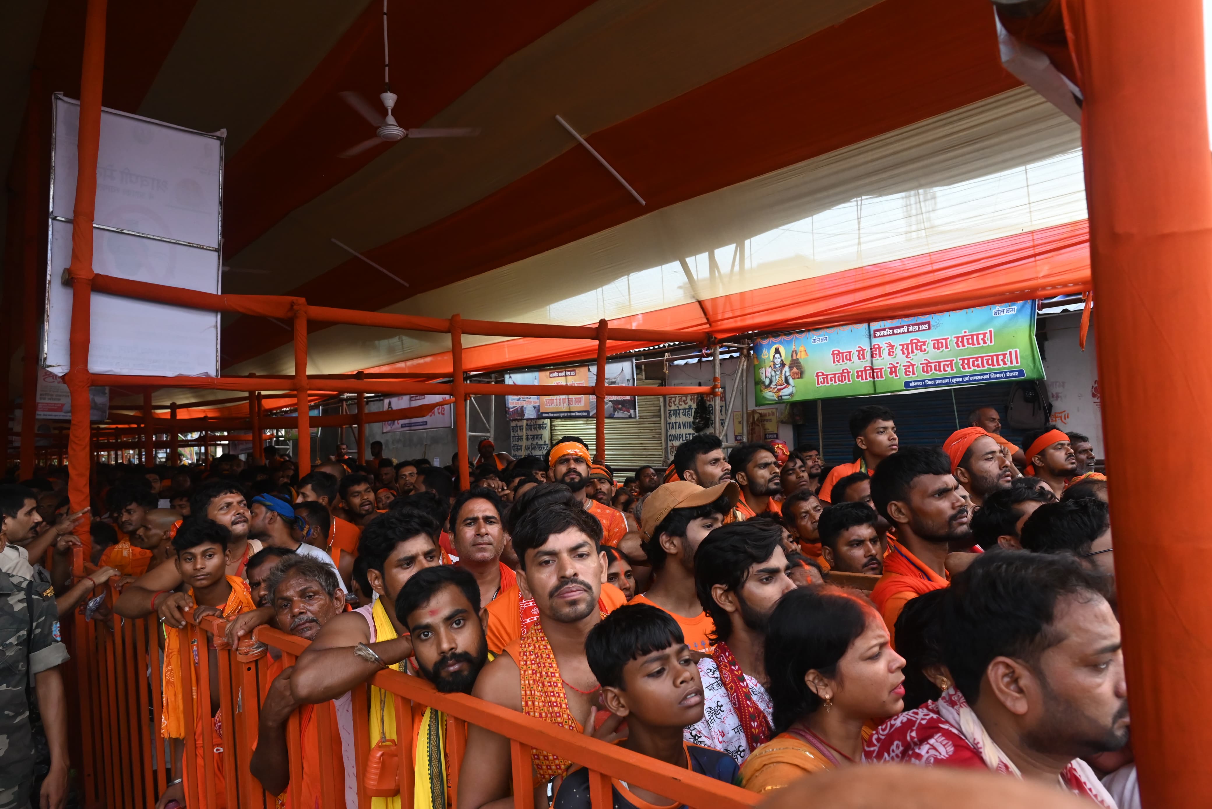 बाबा बैद्यनाथ धाम में लाइन में  लगकर जाते श्रद्धालु