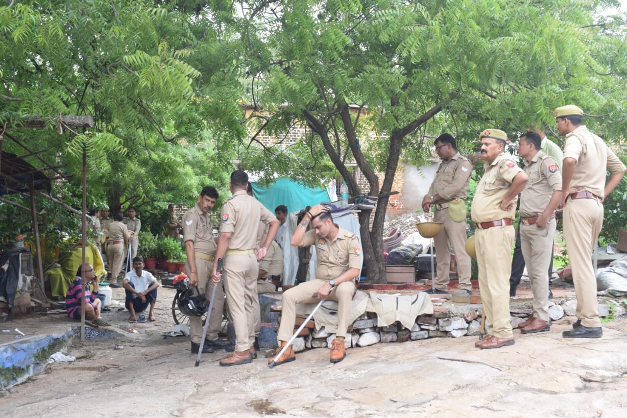 मकान खाली कराती पुलिस मकान खाली कराती पुलिस