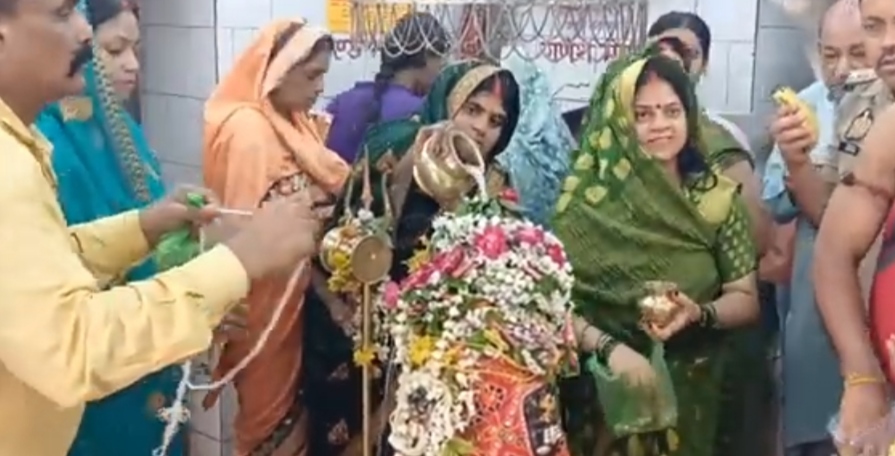 बरियाघाट स्थित पंचमुखी मंदिर पर जलाभिषेक करते भक्त। बरियाघाट स्थित पंचमुखी मंदिर पर जलाभिषेक करते भक्त।