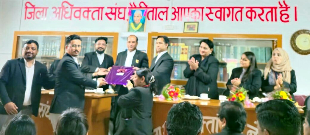 सेवानिवृत्त न्यायिक अधिकारी को प्रतीक चिन्ह भेंट करते अधिवक्ता। सेवानिवृत्त न्यायिक अधिकारी को प्रतीक चिन्ह भेंट करते अधिवक्ता।