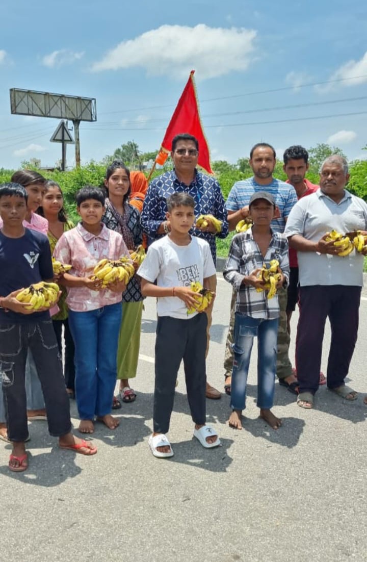में फल बताते लोग में फल बताते लोग
