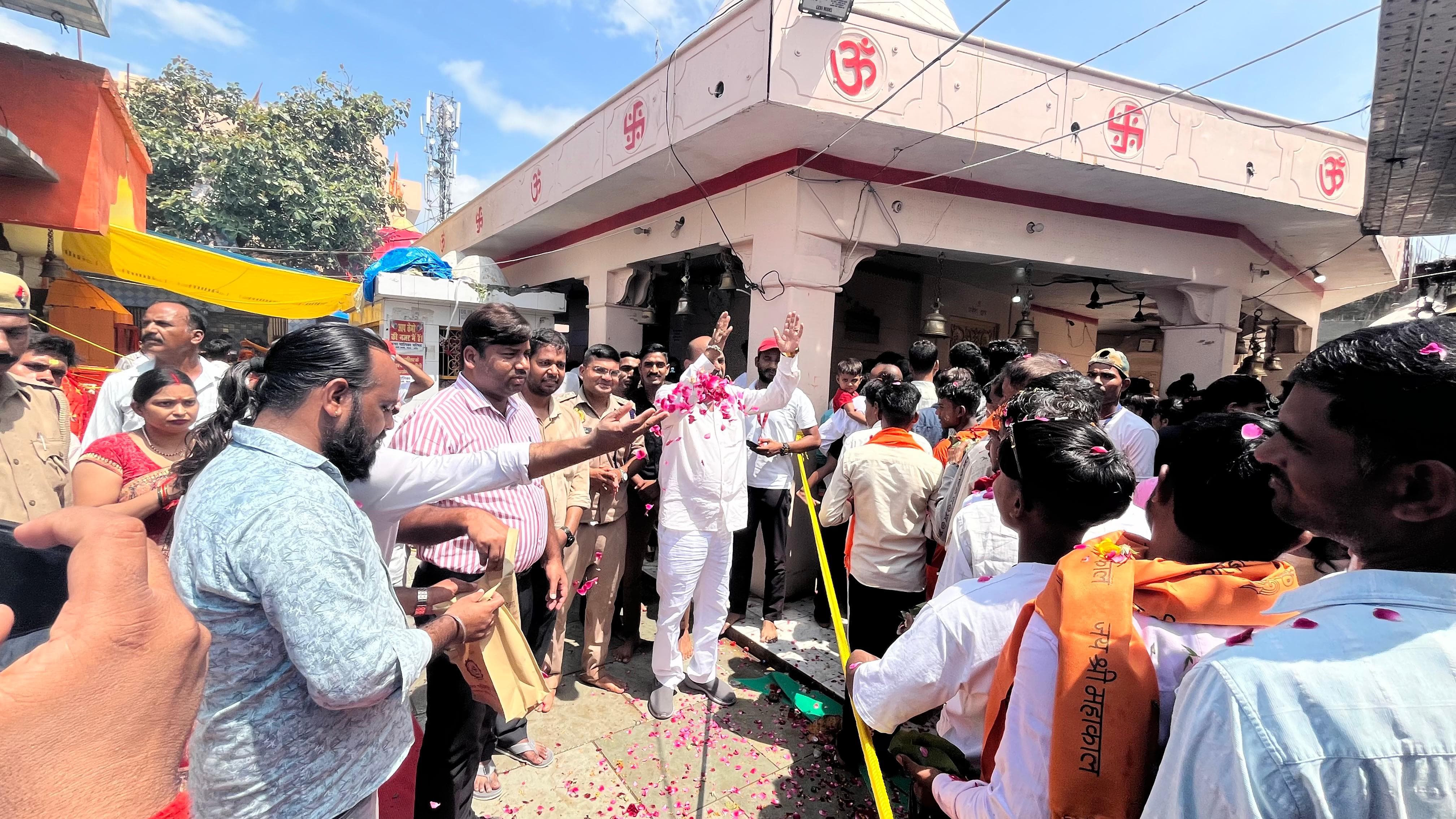 पुष्प वर्षा करते अधिकारी व जन प्रतिनिधि
