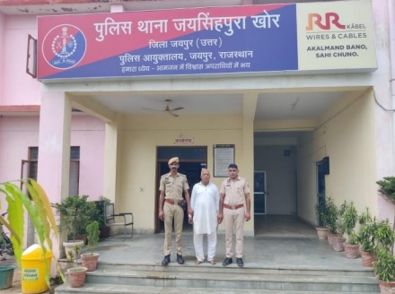 ज्वार की फसल की आड़ में गांजे की खेती करने वाला खेत मालिक गिरफ्तार ज्वार की फसल की आड़ में गांजे की खेती करने वाला खेत मालिक गिरफ्तार