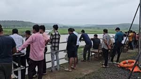 घटनास्थल पर माैजूद भीड़ घटनास्थल पर माैजूद भीड़