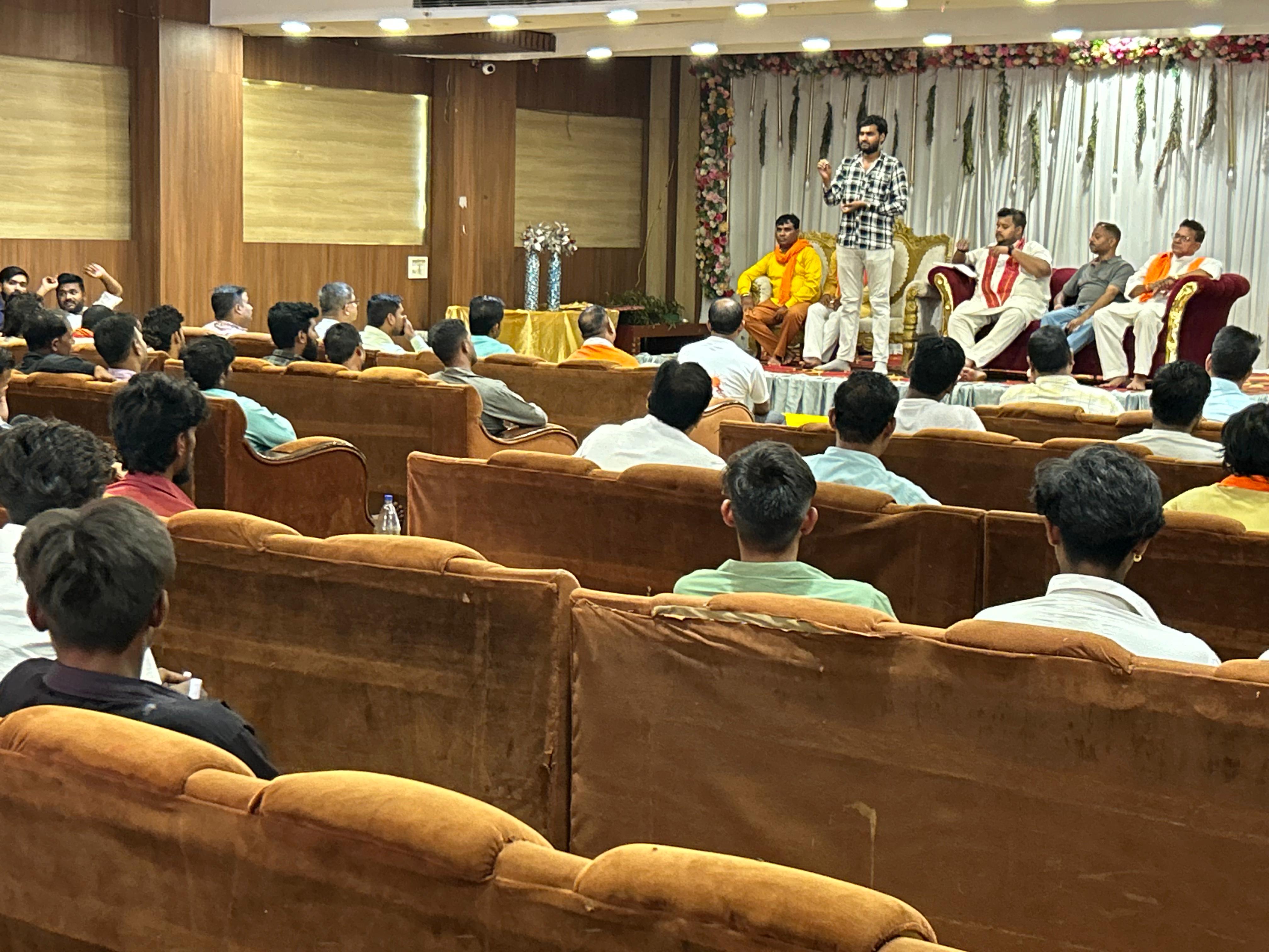 अंतर्राष्ट्रीय हिंदू परिषद व राष्ट्रीय बजरंग दल महानगर की बैठक को संबोधित करते वक्ता। अंतर्राष्ट्रीय हिंदू परिषद व राष्ट्रीय बजरंग दल महानगर की बैठक को संबोधित करते वक्ता।