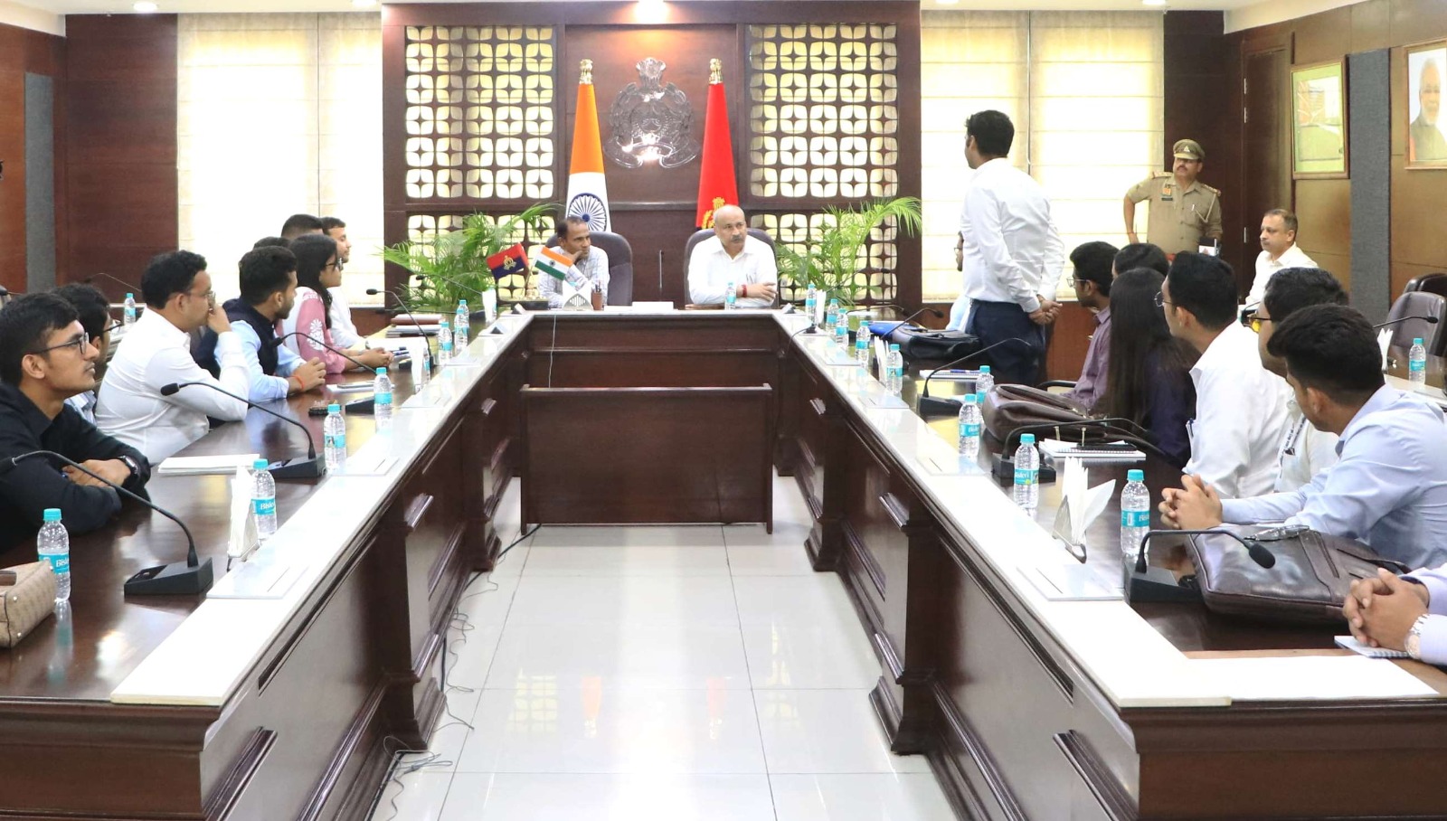 पुलिस मुख्यालय में डीजीपी से मिले प्रशिक्षु आईएएस पुलिस मुख्यालय में डीजीपी से मिले प्रशिक्षु आईएएस
