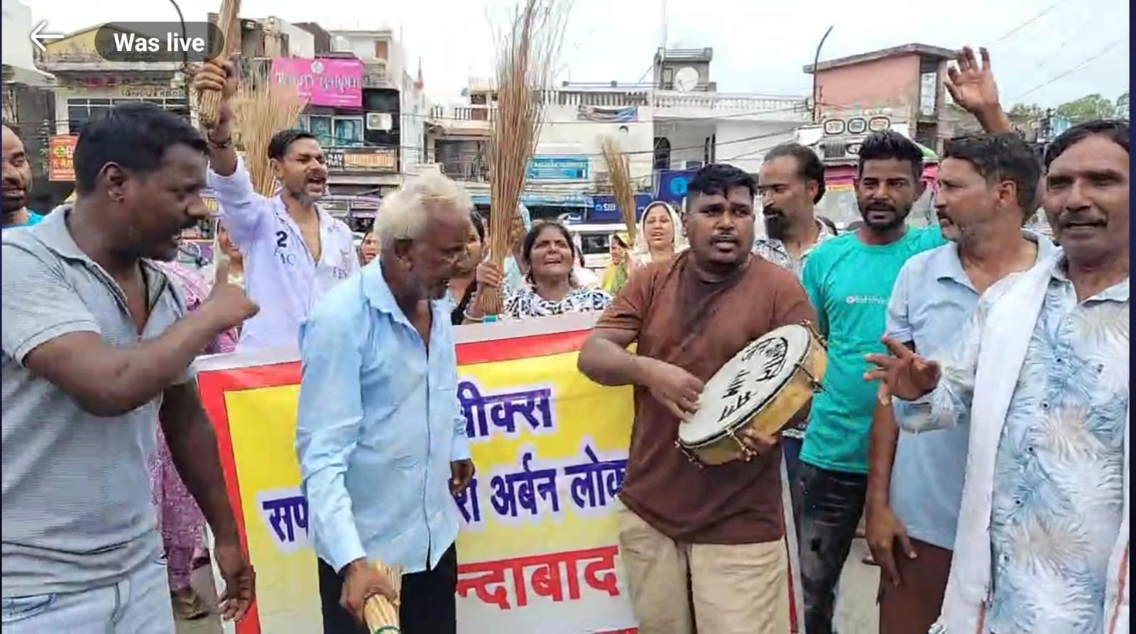 The strike of sanitation workers of Municipal Council Kathua continues for the 14th day, a protest march was taken out The strike of sanitation workers of Municipal Council Kathua continues for the 14th day, a protest march was taken out