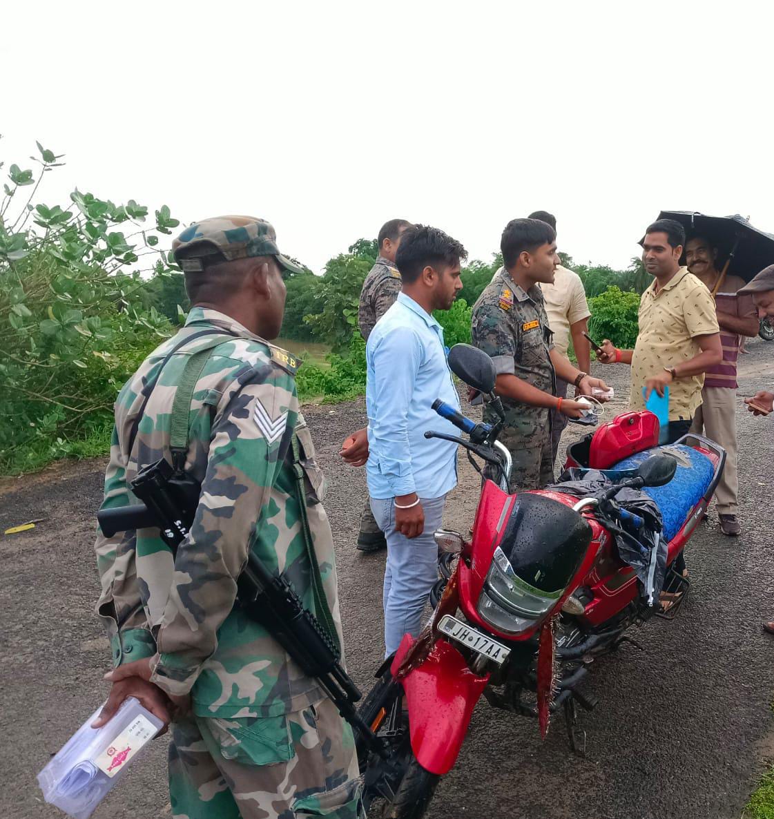 जांच करती पुलिस