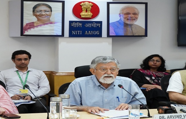 ट्रेड वॉच क्वार्टरली प्रकाशन का तीसरा संस्करण जारी करते डॉ. अरविंद विरमानी