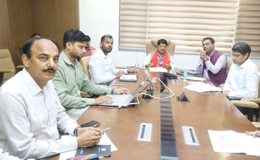 समीक्षा बैठक लेते हुए मंत्री कैलाश विजयवर्गीय