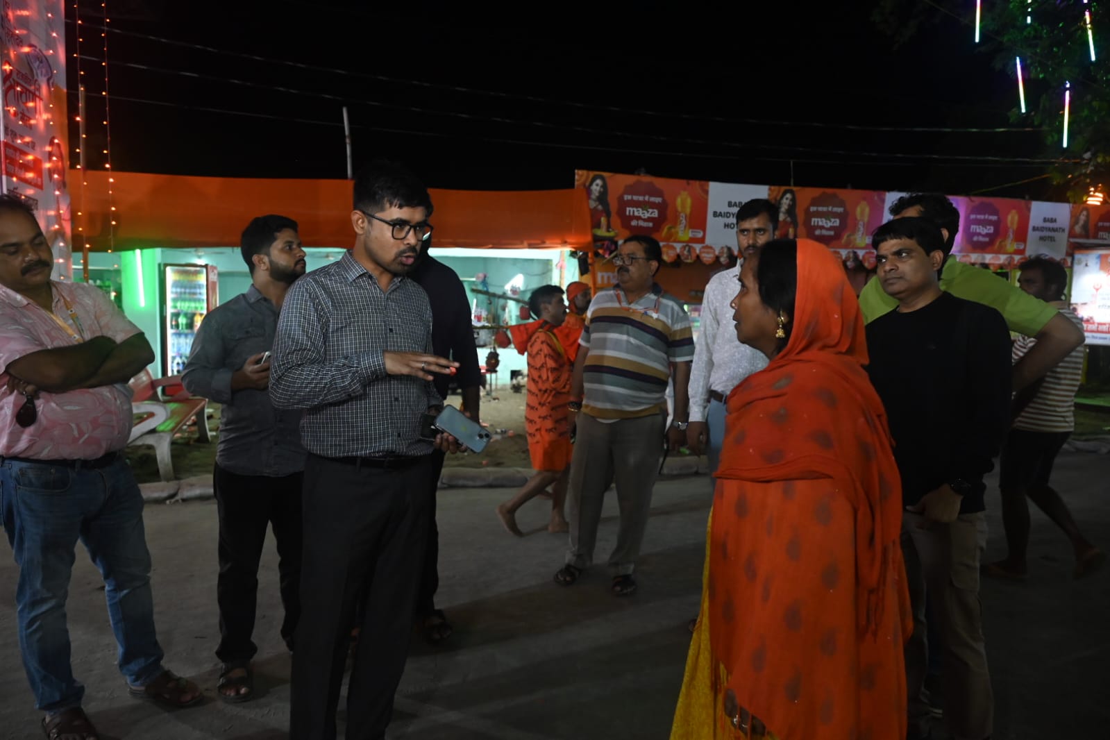 उपायुक्त श्रद्धालुओं से जानकारी लेते हुए उपायुक्त श्रद्धालुओं से जानकारी लेते हुए