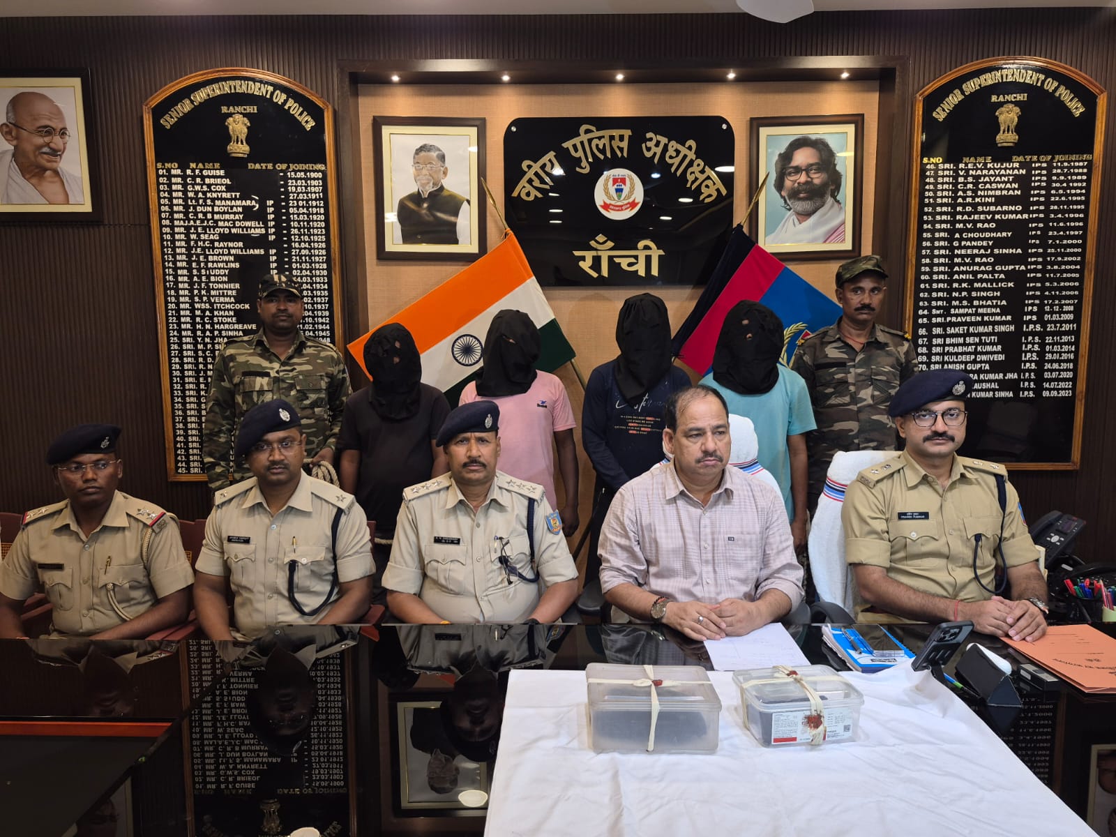 प्रेस कॉन्फ्रेंस करते डीआईजी सह एसएसपी सहित अन्य प्रेस कॉन्फ्रेंस करते डीआईजी सह एसएसपी सहित अन्य