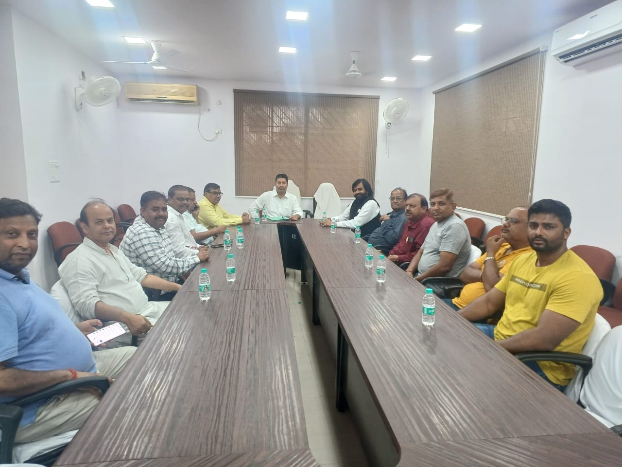 बस मालिकों और ट्रांसपोर्टरों की बैठक की तस्वीर बस मालिकों और ट्रांसपोर्टरों की बैठक की तस्वीर