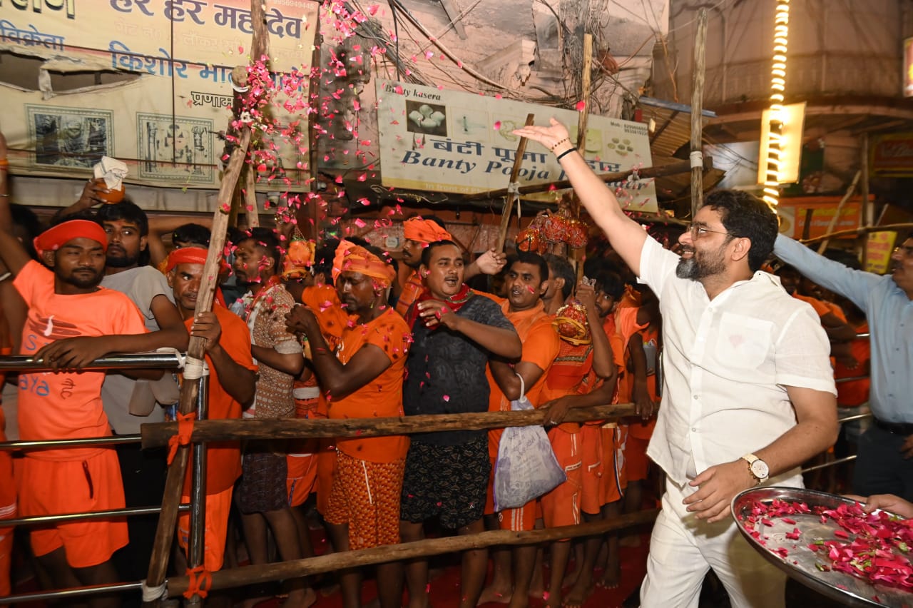 बाबा के दरबार में शिवभक्तों पर पुष्पवर्षा करते अफसर बाबा के दरबार में शिवभक्तों पर पुष्पवर्षा करते अफसर