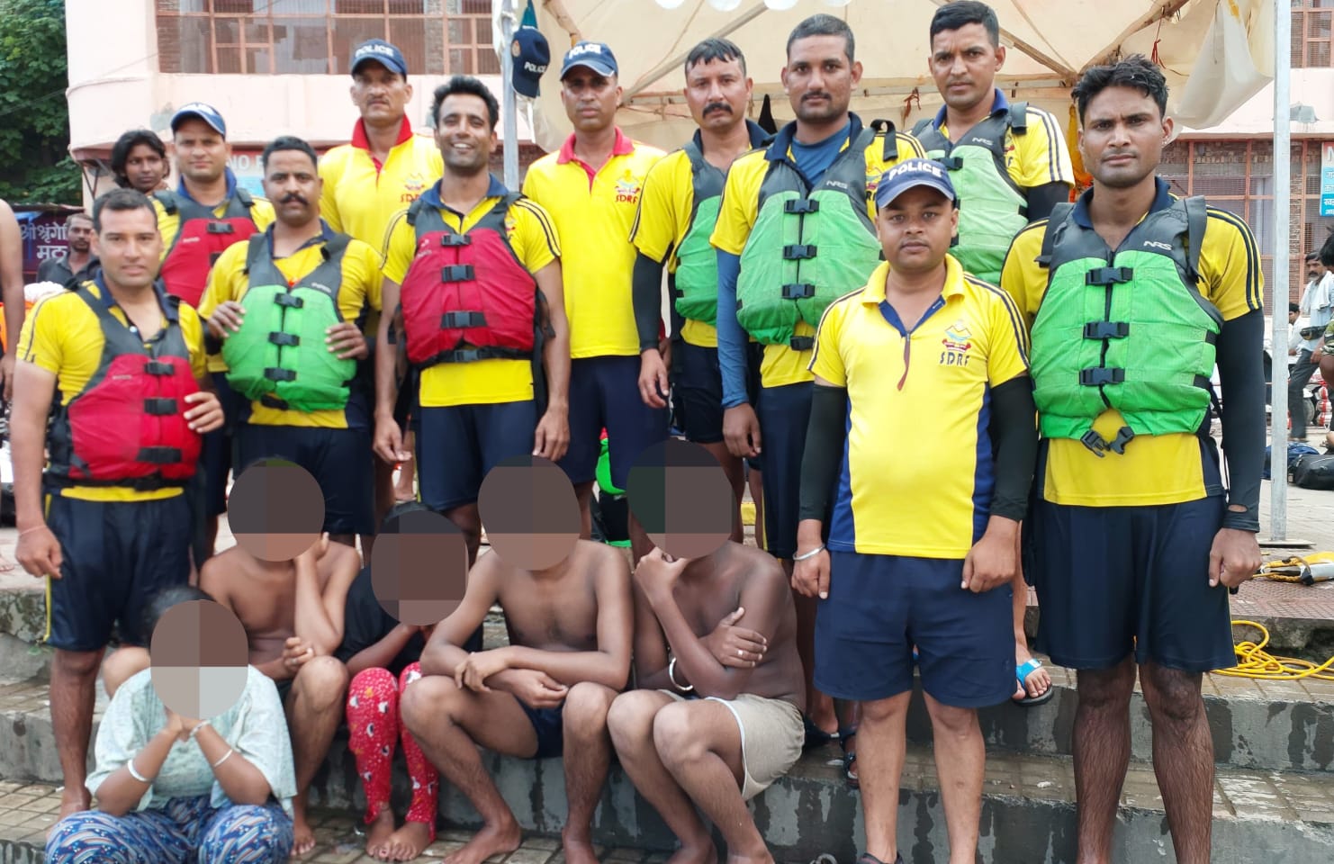 एसडीआरएफ के साथ रेस्क्यू किए गए एसडीआरएफ के साथ रेस्क्यू किए गए